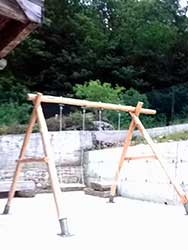 Mesas y sillas en la terraza de las casas rurales