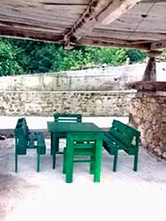 Mesas y sillas en la terraza de las casas rurales